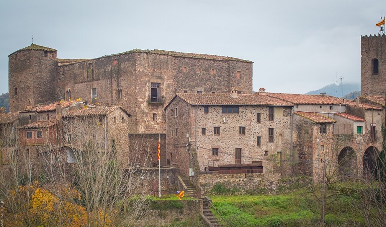 El Castillo de Santa Pau (Girona) en venta en Fotocasa por un millón de euros