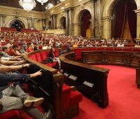 El Parlamento catalán pide ampliar los expedientes de apropiación forzosa a grandes tenedores de viviendas