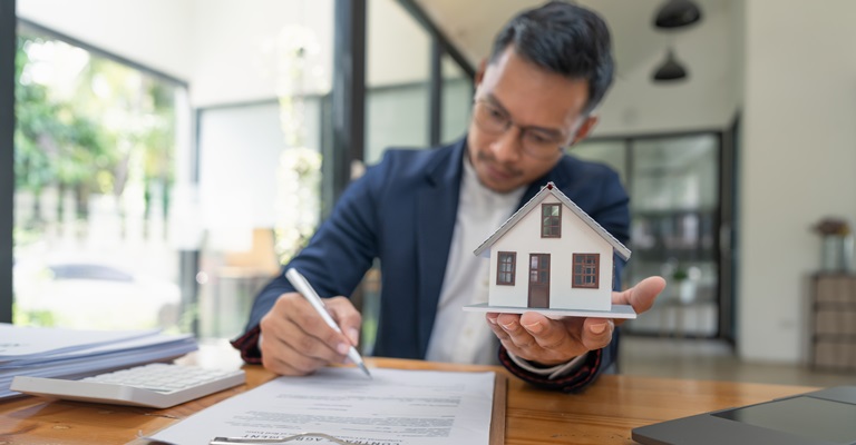 ¿Cuál es el papel del asesor inmobiliario después de firmar las arras?