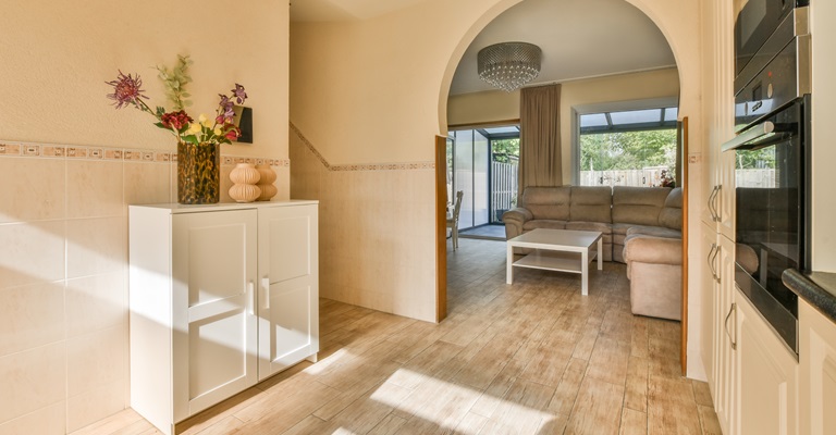 Alquilar una vivienda sin muebles y amueblarla con productos de segunda mano permitiría un ahorro de 8.000€